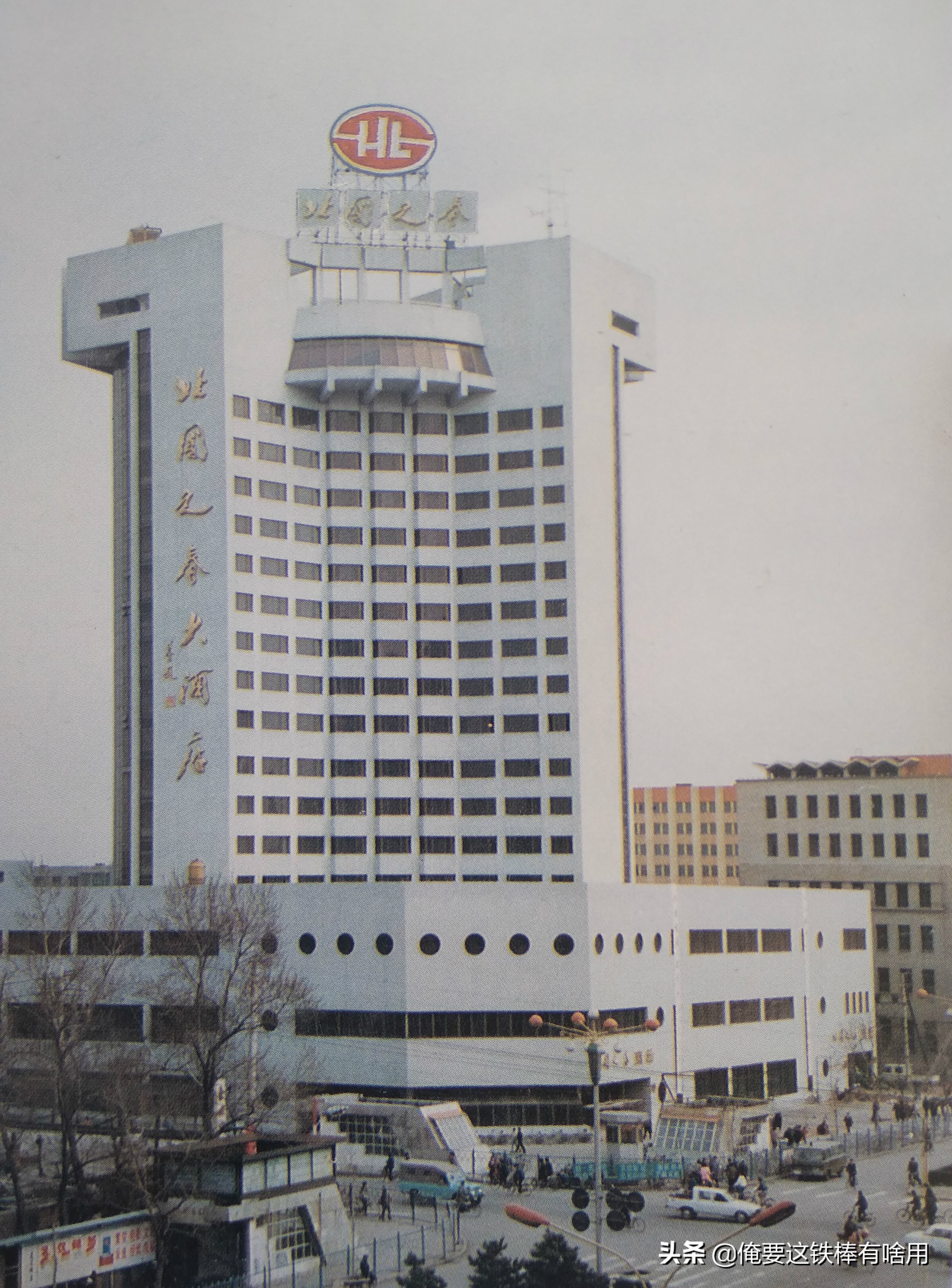 烧鸡配茅台，电影院下面还有咖啡厅，想不到那时候的长春还挺潮