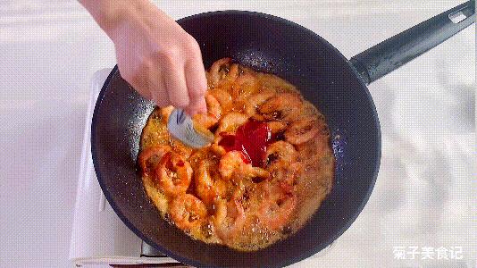 正宗油焖大虾家庭版做法简单美味,家庭版油焖大虾简单美味一看就会