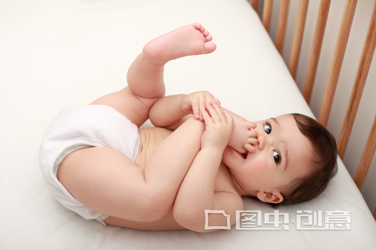 孩子咬手指甲抠指甲是什么原因,孩子咬指甲抠指甲