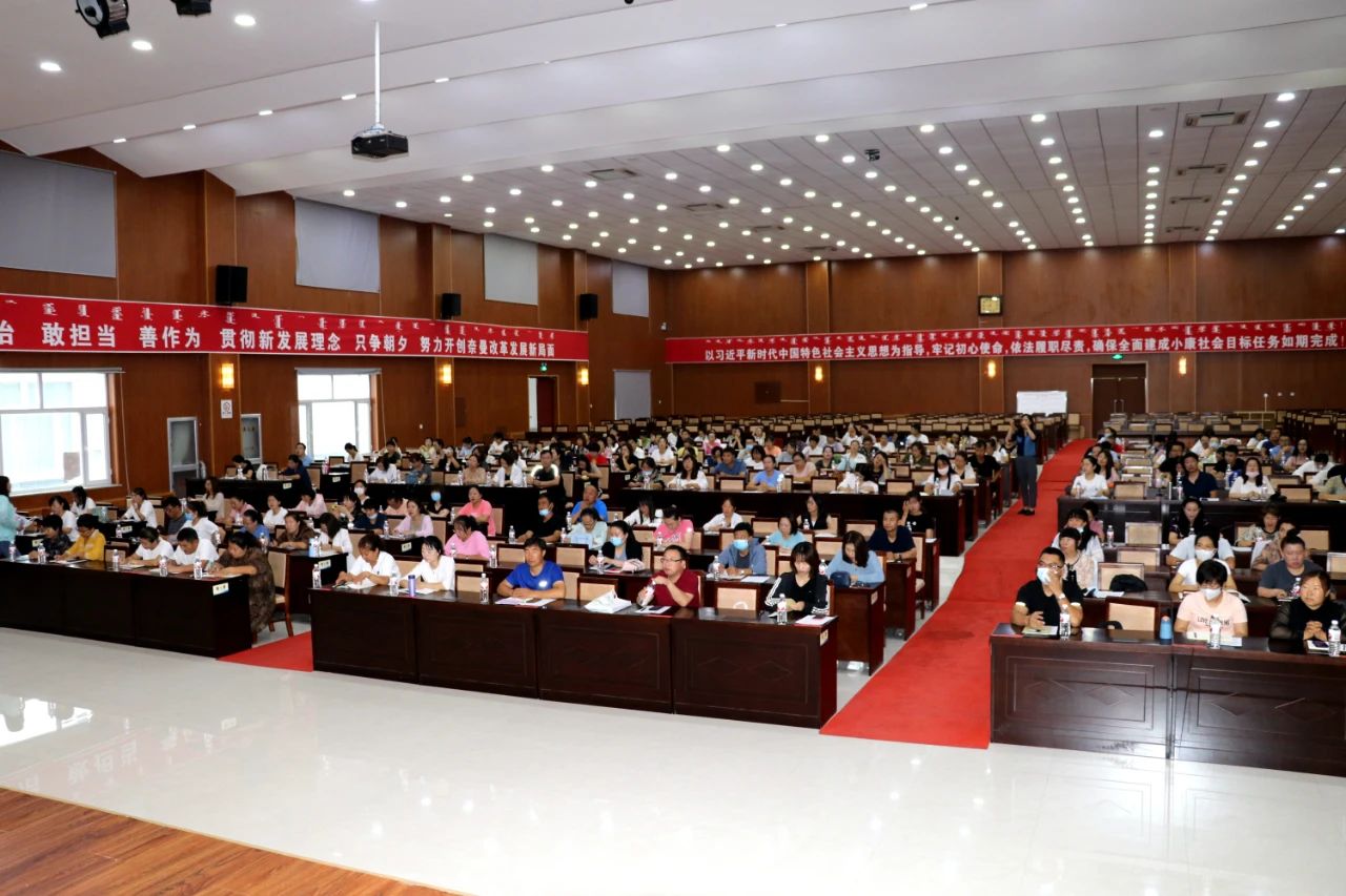 加强师资培训强化队伍建设,加强教育培训提高综合能力