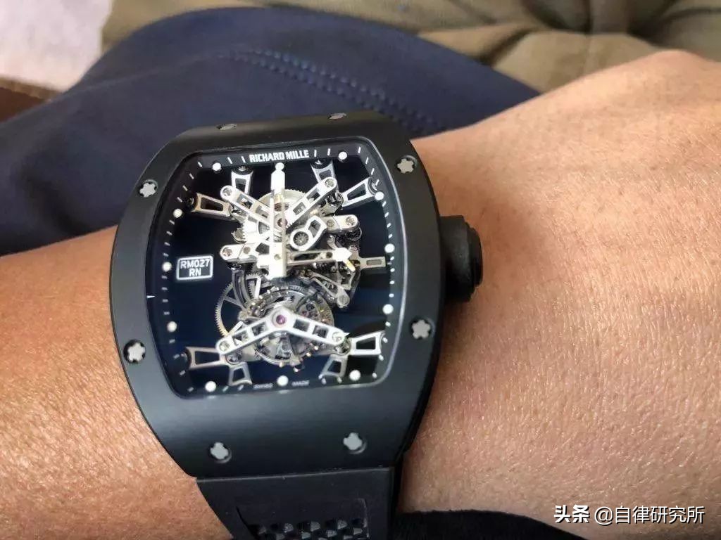 送10亿，征女友包下火箭登月高中毕业的他为何成为日本最潮富一代