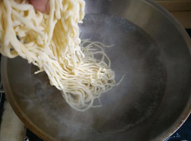 煮面条之后直接过冷水吗,煮面条水开了先放肉还是先放粉