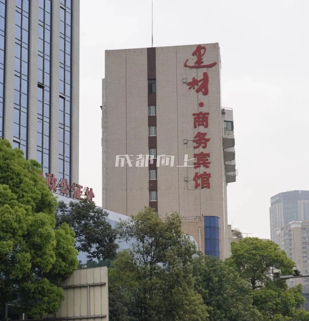 如何让成都变东京？网友：大LOGO收敛点