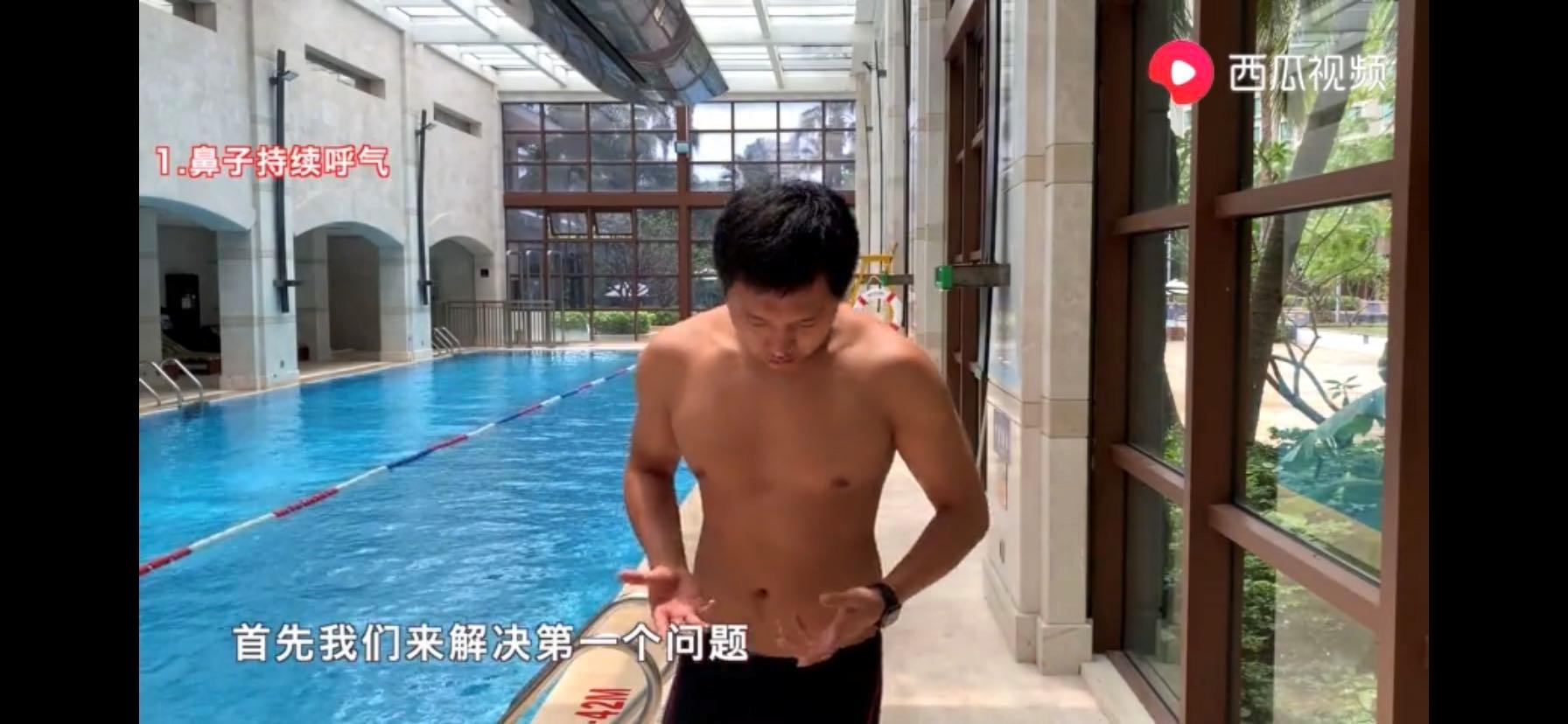 游泳滚翻就是翻不过去,游泳滚翻要双手触壁吗