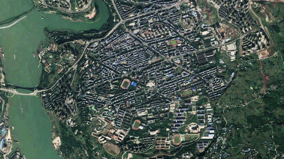 卫星上看重庆万州：沿江而建的山城，城镇形态不太集中