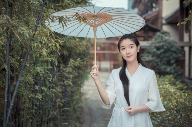 湖南南雅高中毕业的美女楚凌岚，曾因诗词被追捧，现在她工作如何