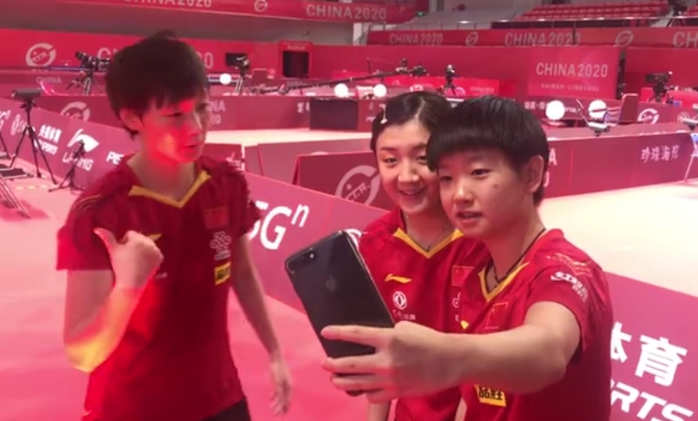 好闺蜜自拍的标准！莎莎：开美颜了吗？夺冠后的三金花合影很美！