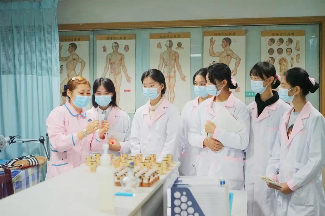 重庆骑士医院变身青春晒场百余名“小仙女”美出一道风景