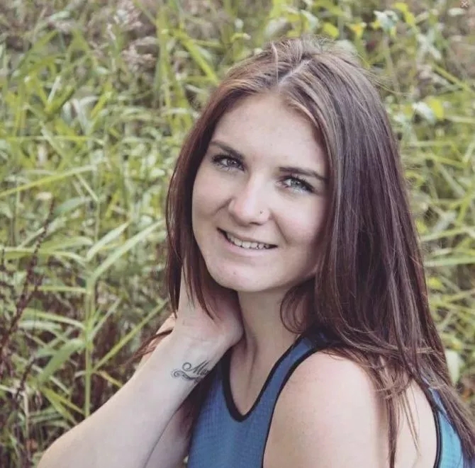 英国女子穿阿迪达斯打*裤底**晒出商标，申请当品牌代言人惨遭拒绝