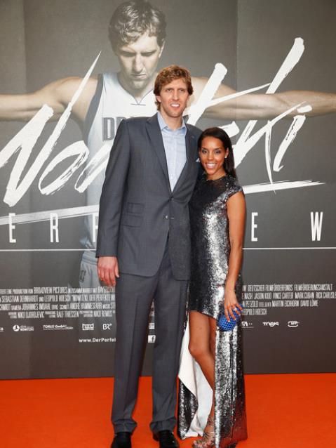 诺维茨基有多强？击败巅峰詹姆斯科比夺冠，征服小12岁黑人妻子