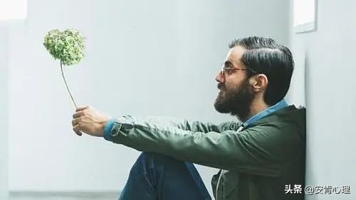 每次社交场合都很不自在,社交恐惧症脸红不自在怎么治疗