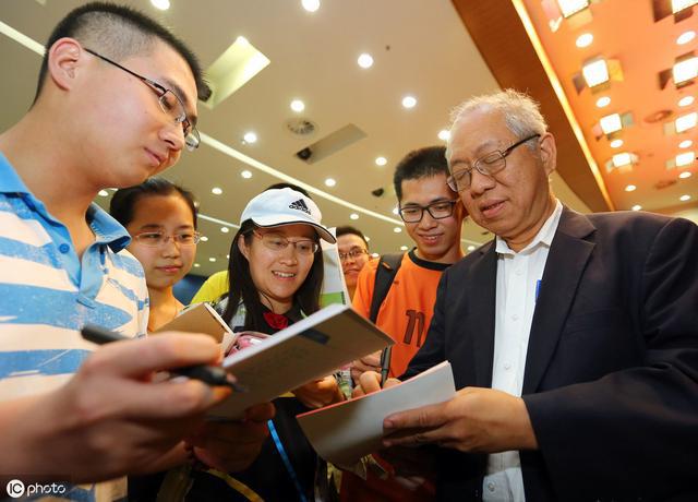 丘成桐数学科学领军人才培养计划,数学大师丘成桐眼中的大师