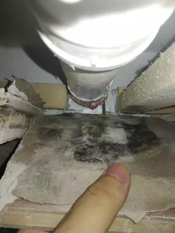 阳台水管被打孔破了怎么补,阳台装了铝扣板后漏水