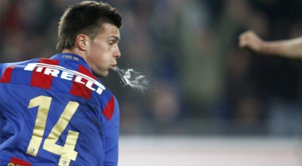 足球场上为什么球员乱吐痰,足球运动员面对面吐痰