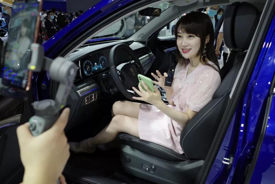 把数百万的迈巴赫换成红旗，中国富豪的汽车文化转向了吗？