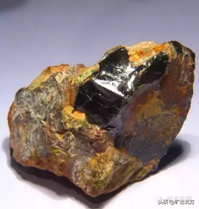 看到哪些标志要远离呢,看到这几种东西千万不要捡