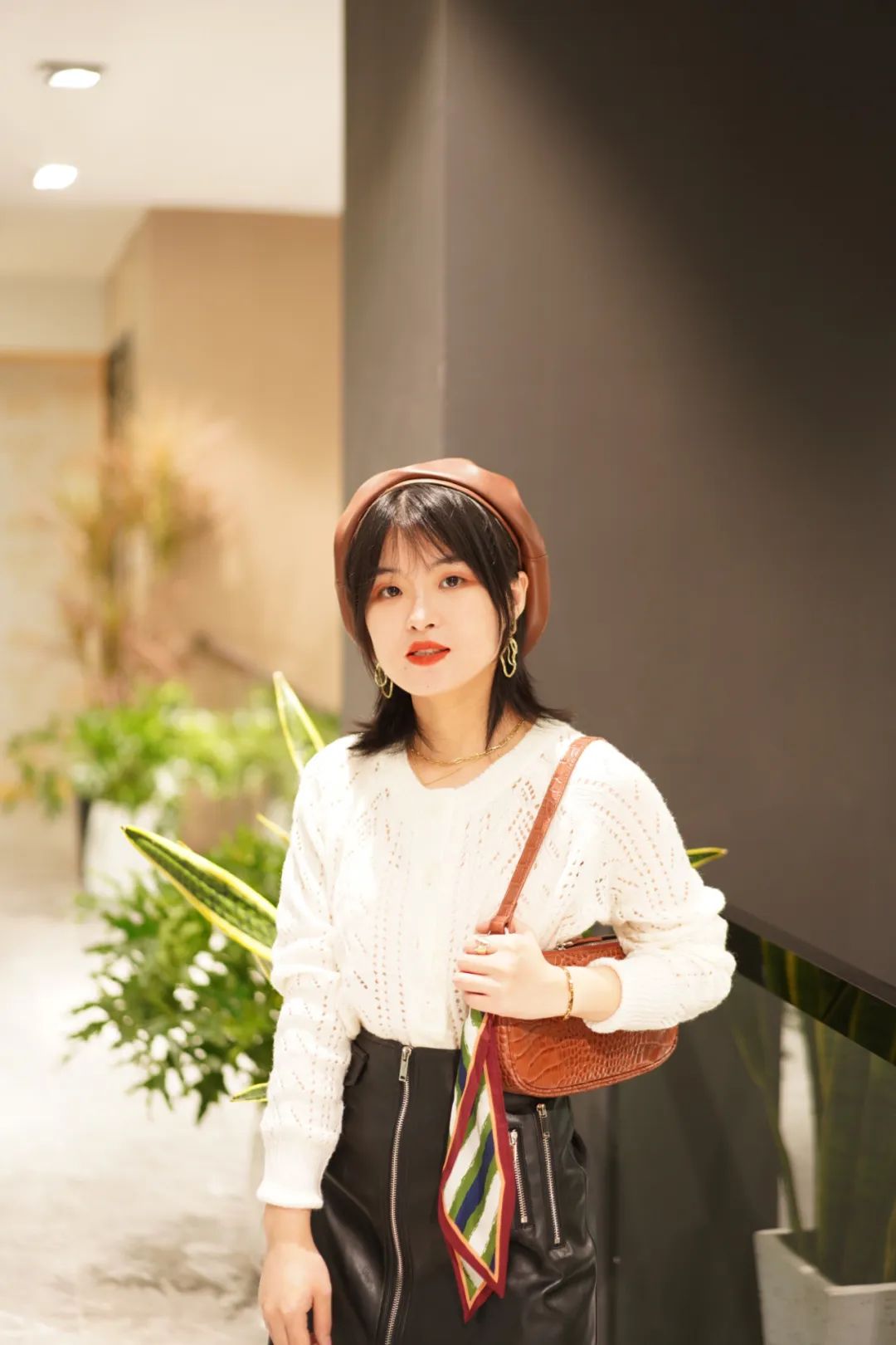 丝巾的5种时髦系法学起来,春季丝巾系法大全搭配大衣