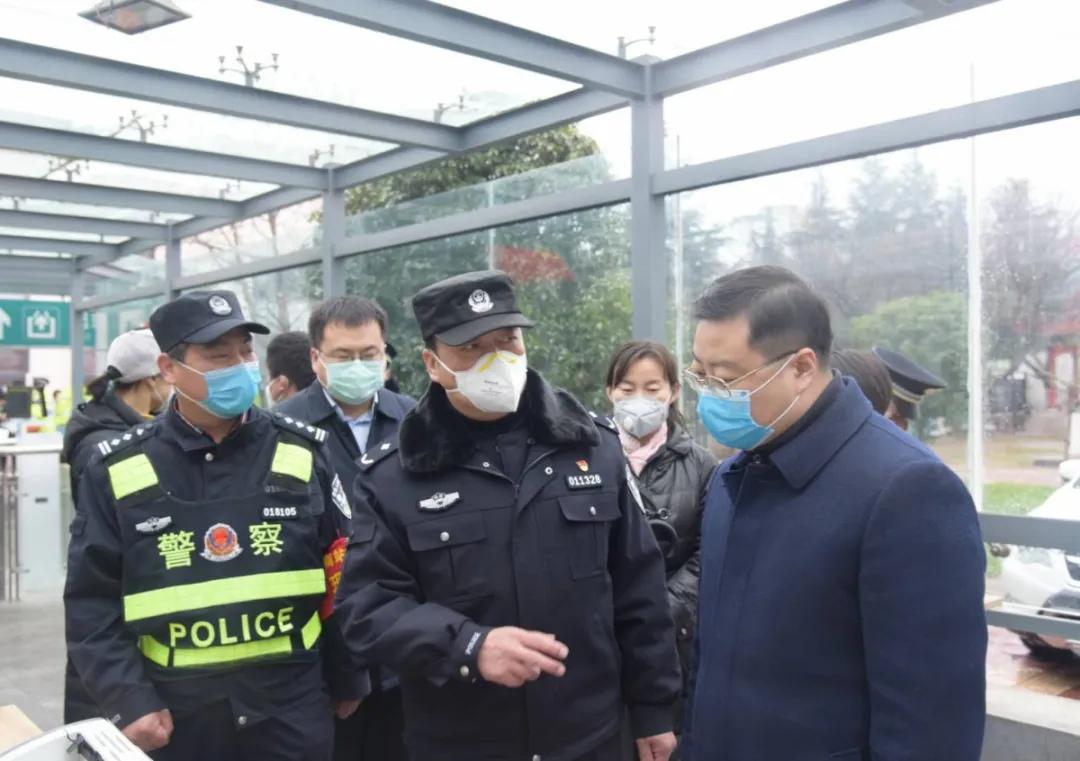 共青团西安市委书记、市青联主席汪国栋同志到西安火车南站检查疫情防控工作并开展慰问活动