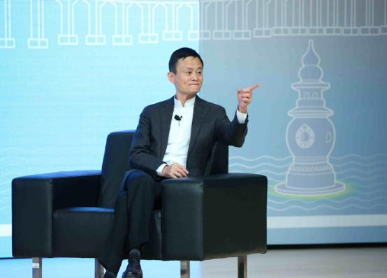 马云遭遇困难的时候,马云预言实体店和电商