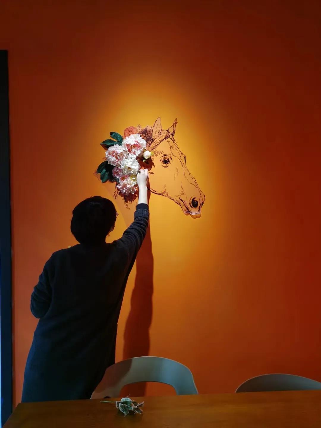 从10平方米的楼梯间花店，到130平方米的花园花店，为何她俩做得这么火？