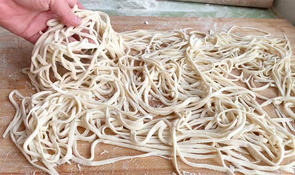 做手擀面面里要放盐吗,做手擀面用冷水还是热水和面不碎