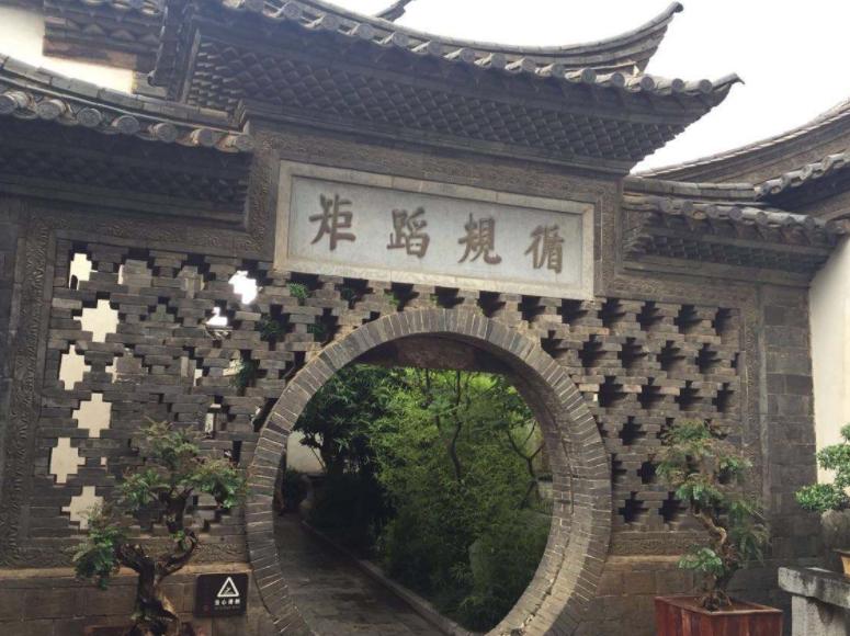 云南建水，一座有着全国第三大孔庙的边陲古城，烧烤更是享誉全省