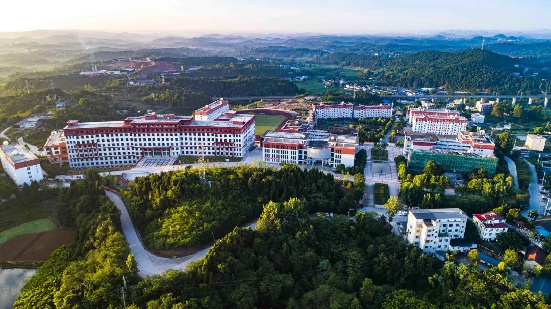 四川汽车职业技术学院汽车实训,成都汽车职业技术学校研学基地