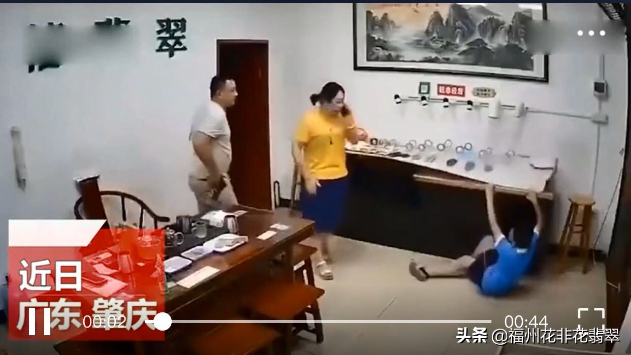 熊孩子把翡翠弄到一地,熊孩子扯翻一桌翡翠损失十几万