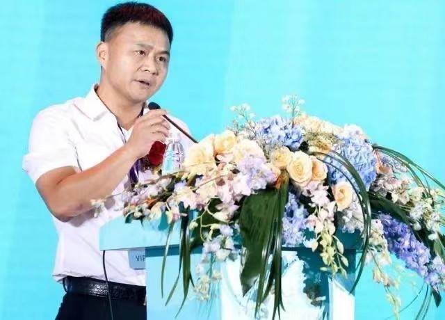 珠宝富豪发家史,珠宝大亨的创业史