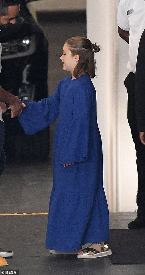 小七是大姑娘了!沙滩踢足球一人对阵两个哥哥,女汉子太有小贝范