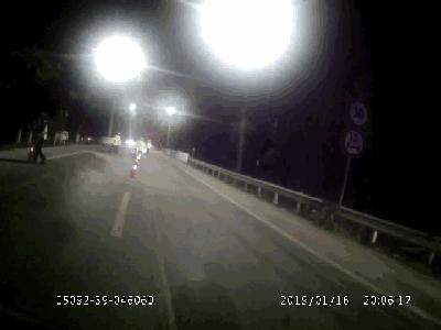 冲卡逃避交警检查被交警打了,男子酒驾遇查强行冲撞辅警被判刑