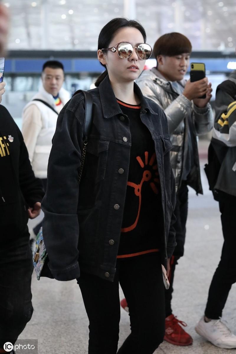 张靓颖的机场穿搭,张靓颖机场街拍蓝色平底鞋