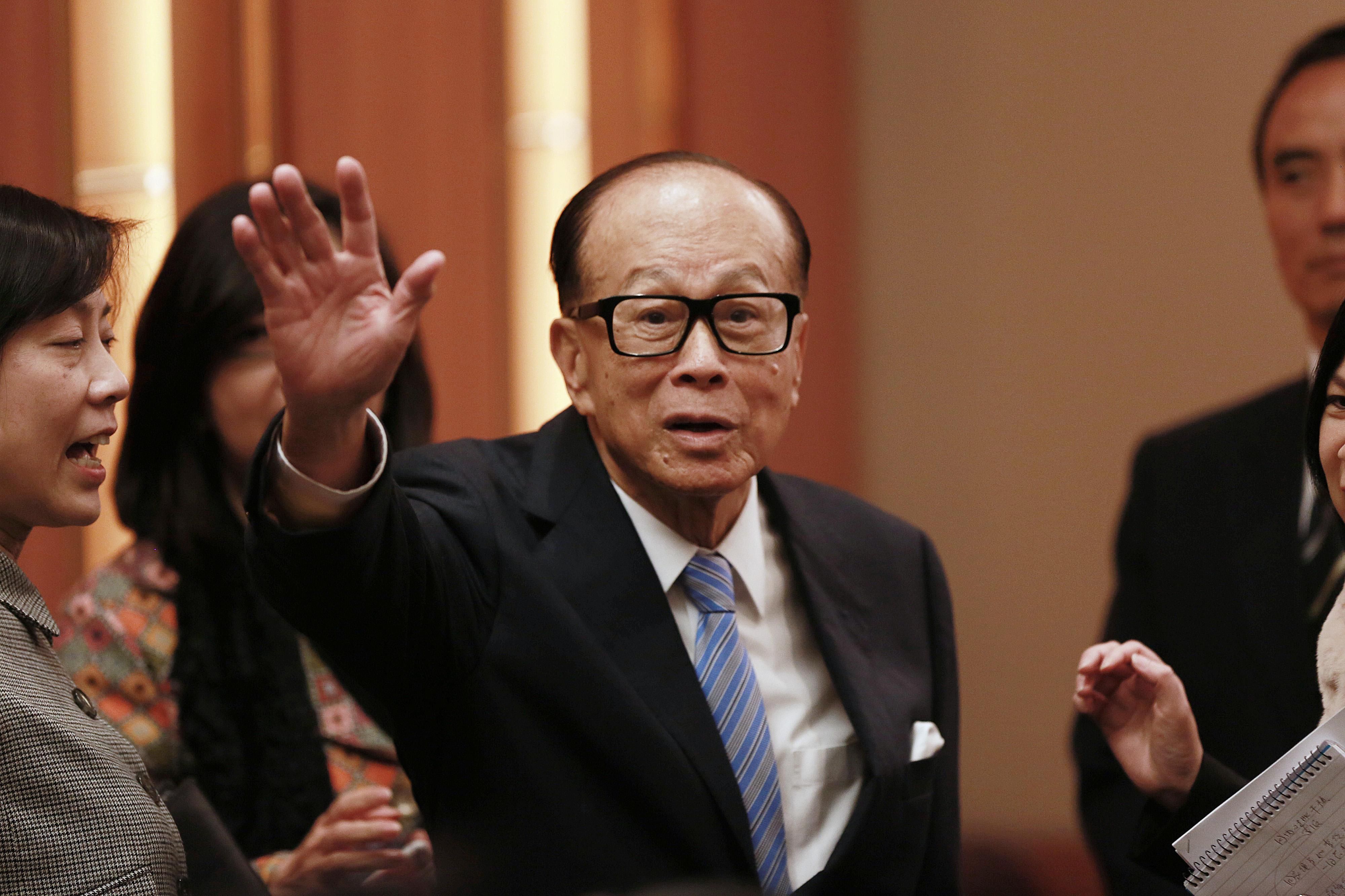 李嘉诚亲自乘私人飞机出国买口罩，购得84箱第一时间捐出