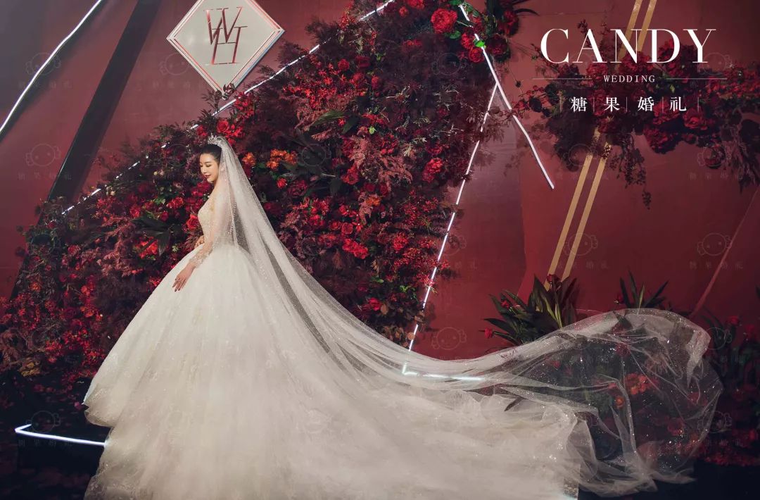 整场婚礼都是静谧深沉的红与黑在空间的碰撞,神秘而高级