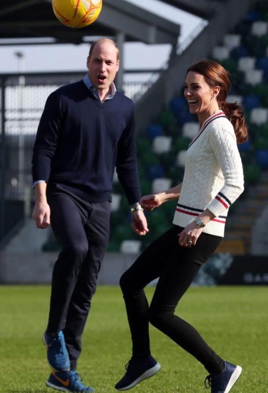 未来的丹麦王后玛丽穿西装秀球技，为足球队加油，颠起球好熟练