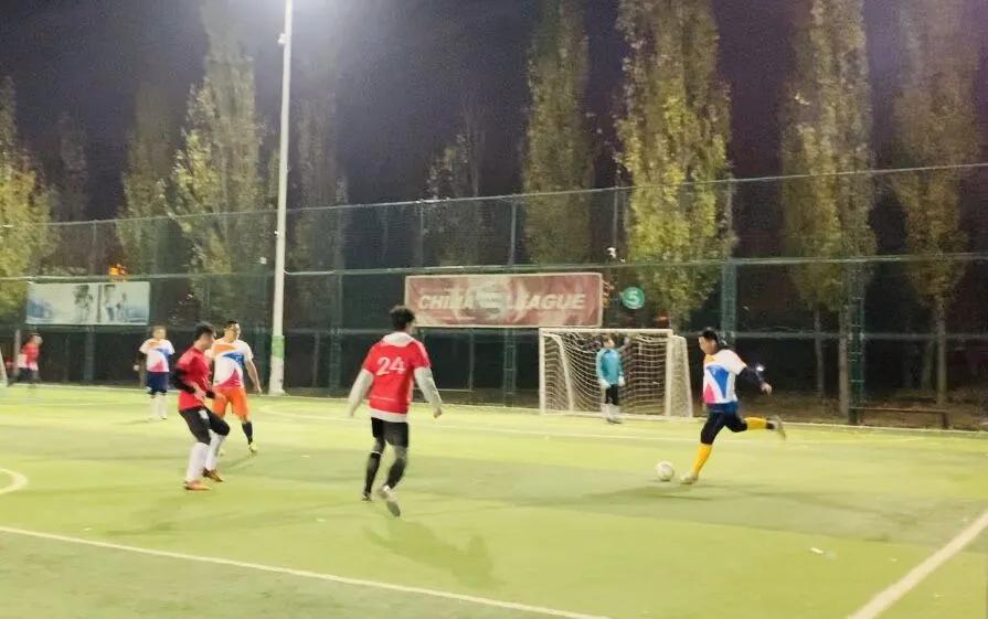 足球联赛熠熠的光,足球比赛秀脚感