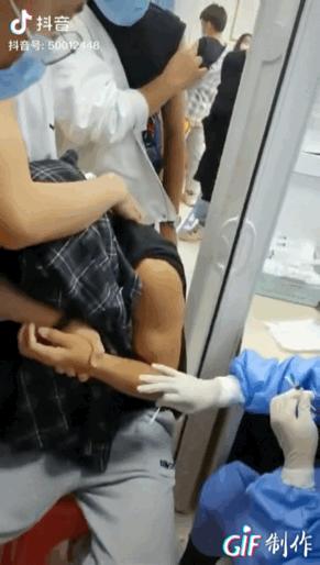 打疫苗医生被吓成表情包,打疫苗直接被吓哭