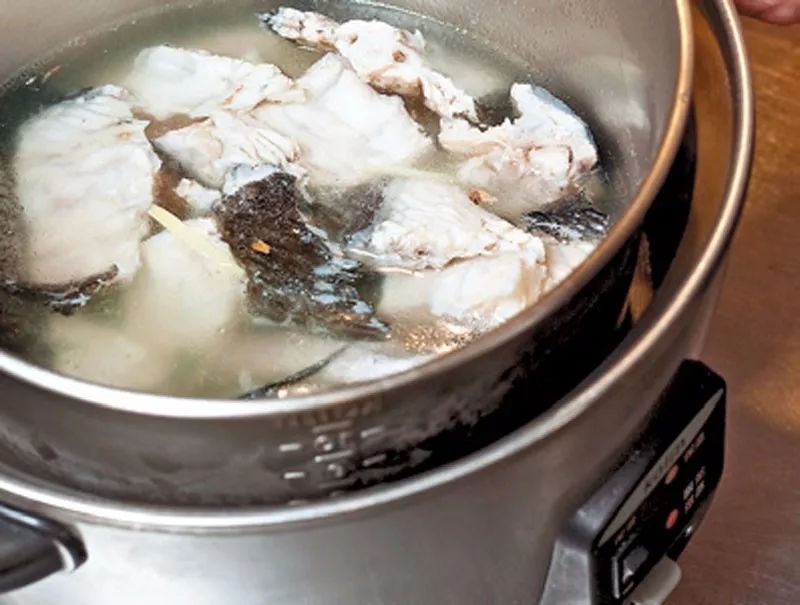 冷冻鱼清蒸需要解冻吗,冷冻的鱼解冻后怎么复活