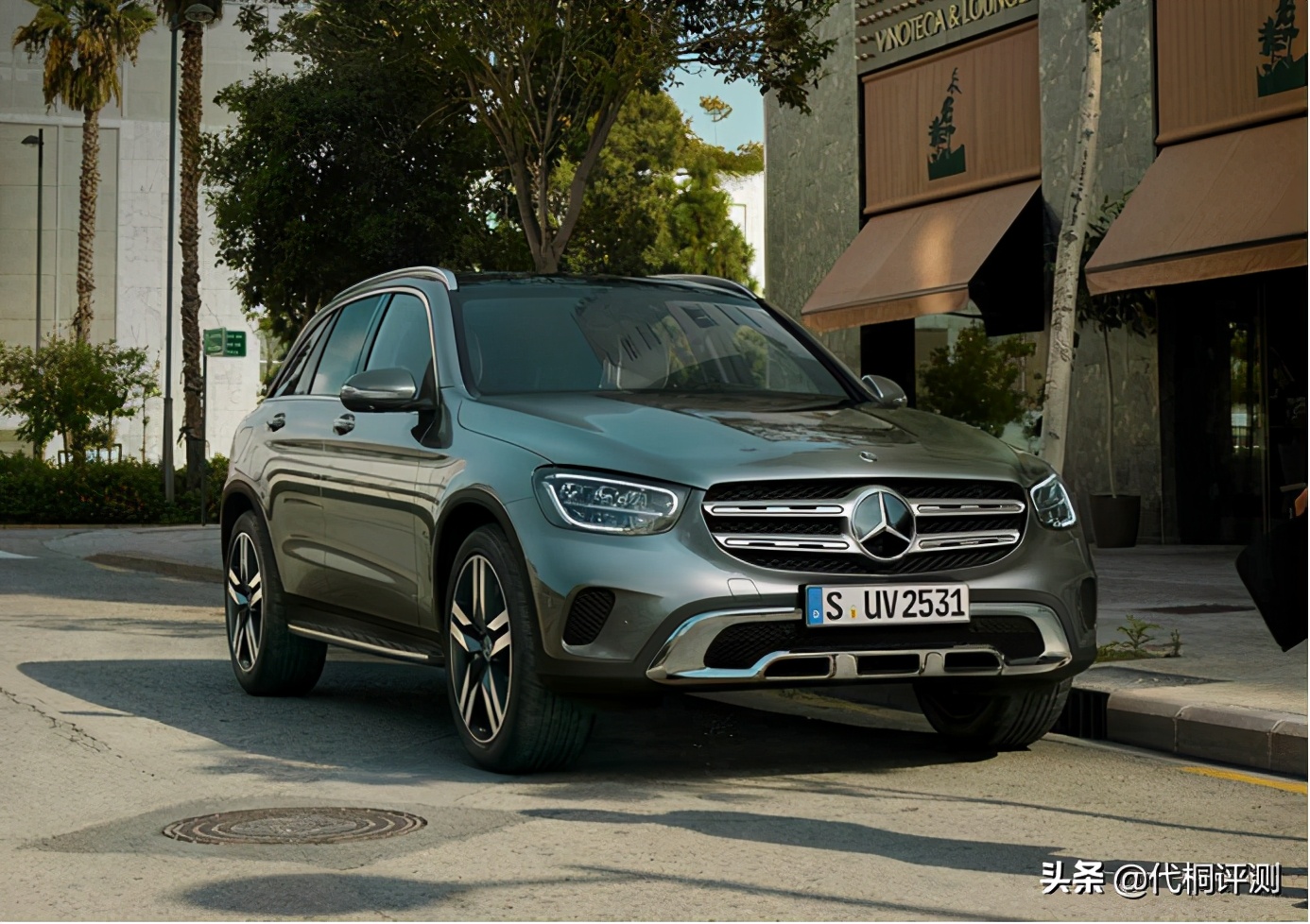 奔驰墨版glc300落地价格是多少钱,墨版奔驰glc300和普拉多