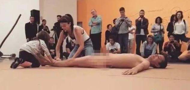巴西艺术家行为艺术，母女行为引路人争议，网友：性教育很重要