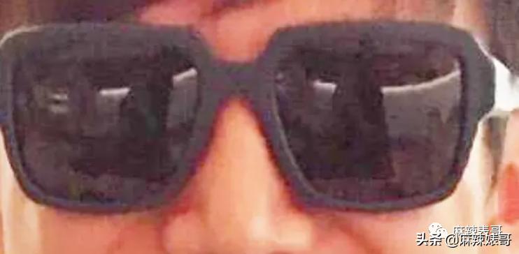 和小鲜肉牵手摸脸，又让人想到他7年前的瓜…