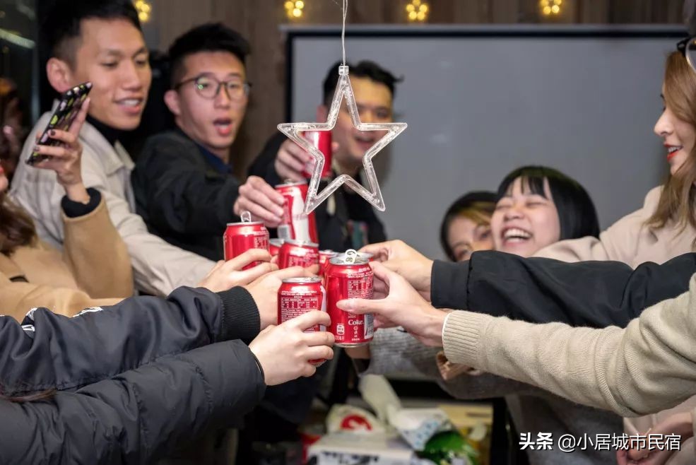 组队去火爆的玻璃屋民宿，星空下围炉火锅烧烤，唱k麻将，放烟花