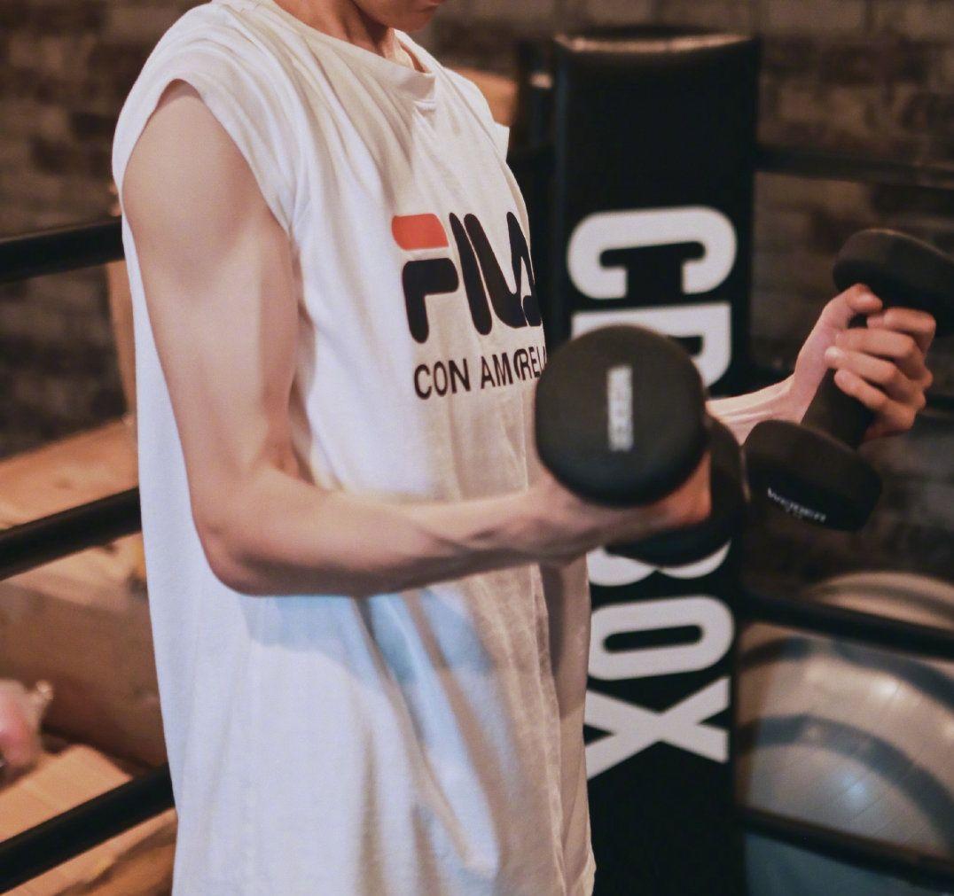 王源现身体育馆打羽毛球,偶遇王源打羽毛球