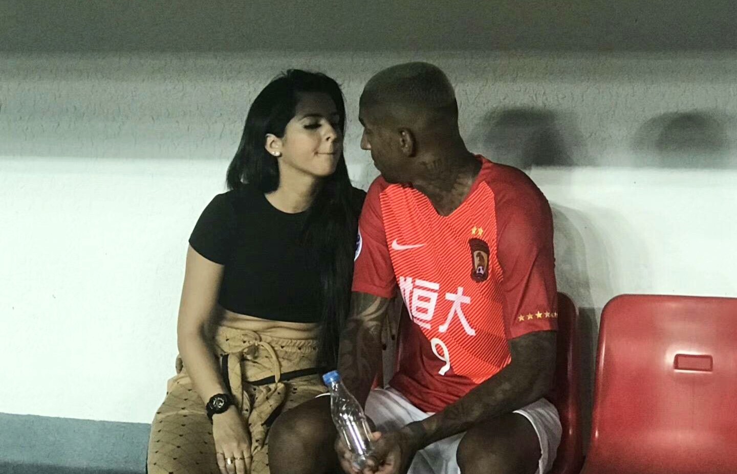 塔利斯卡临别前的浪漫！新女友赶航班，他要参加发布会，各自走了