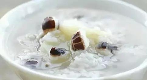 长时间不排便或少量排便,早晨不排便等于抽了十根烟