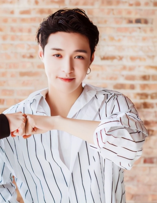 张艺兴论代言人的自我修养,张艺兴红血顶奢valentino代言人