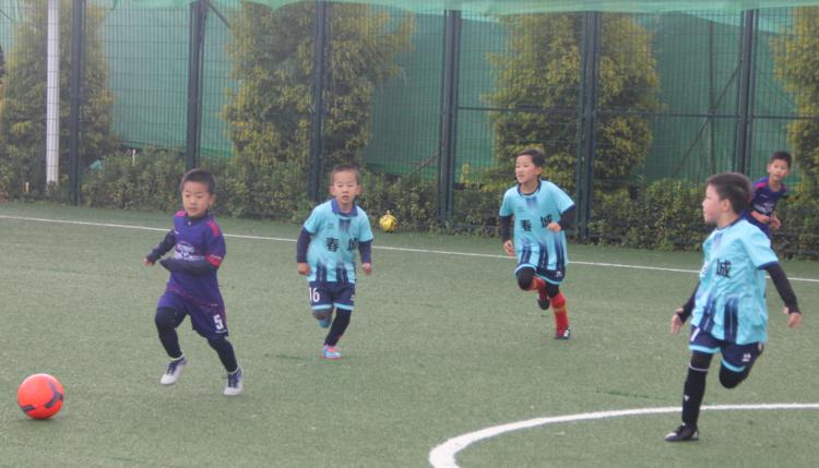 6岁到10岁孩子的足球训练,足球的魅力让小朋友们与足球结缘