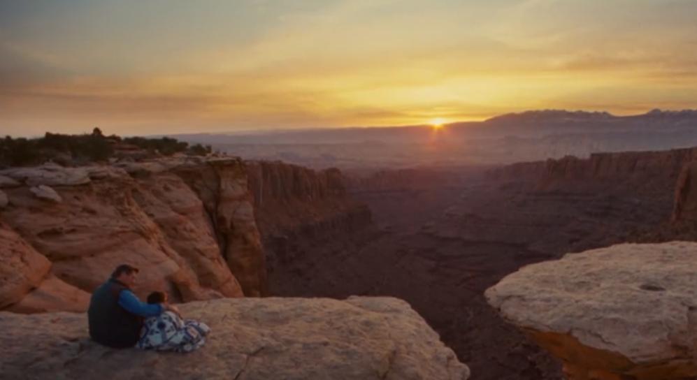 又渴又疼！手臂被石头卡住五天五夜？这部电影告诉你如何断臂求生