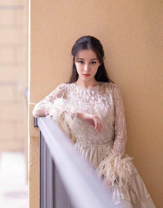 刘亦菲侧颜与迪丽热巴侧颜对比,刘亦菲脸型适合什么款式风格