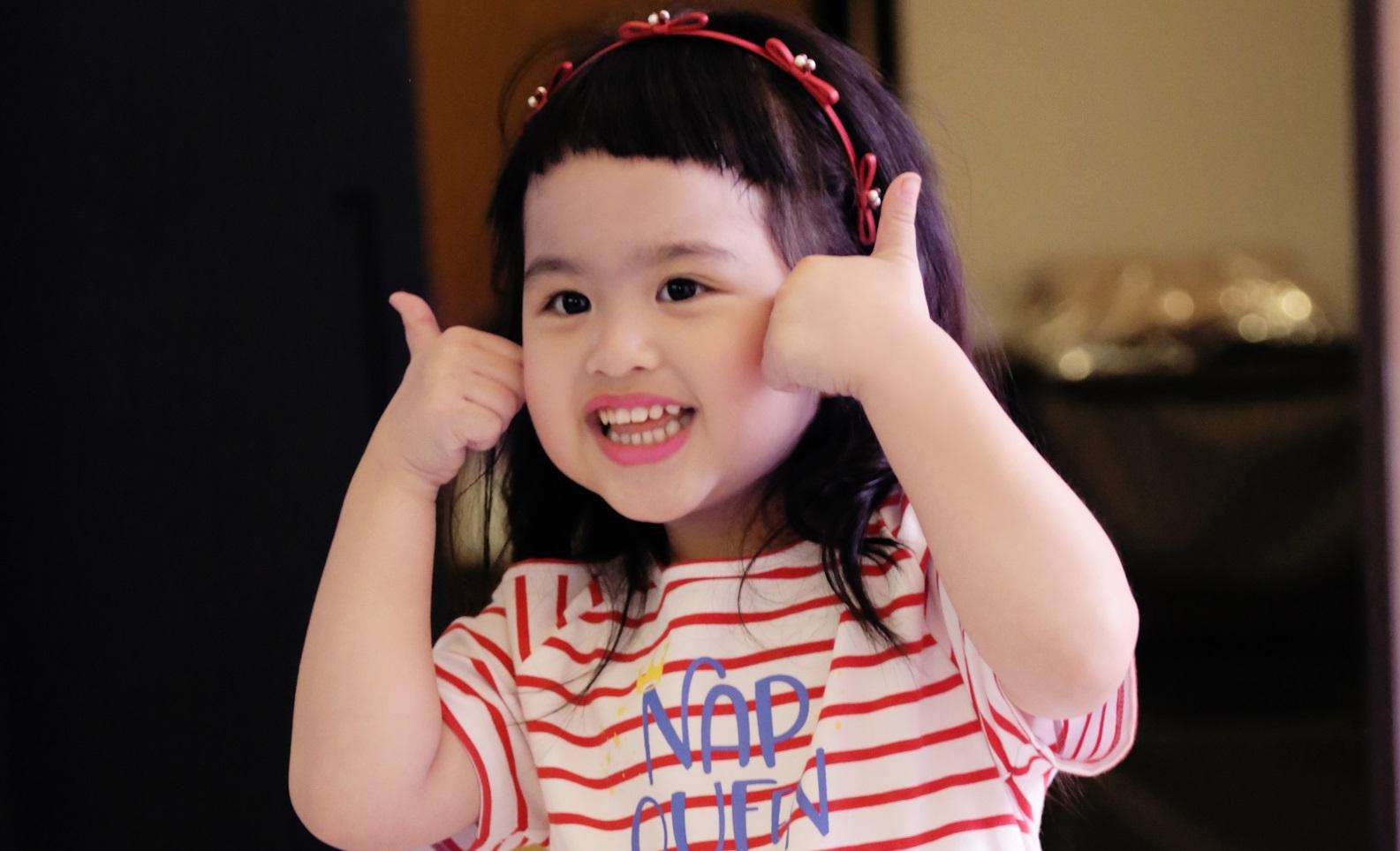 包贝尔女儿包饺子李现评论,包贝尔女儿搞笑饺子化身迷妹李现